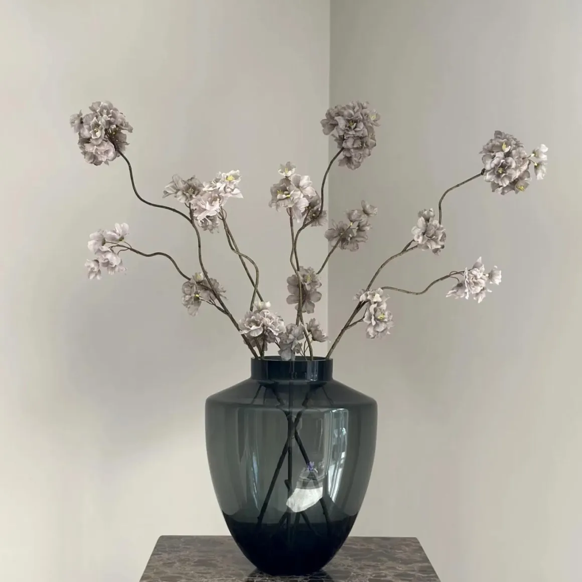 Smoke vaas met zijden bloesemtakken