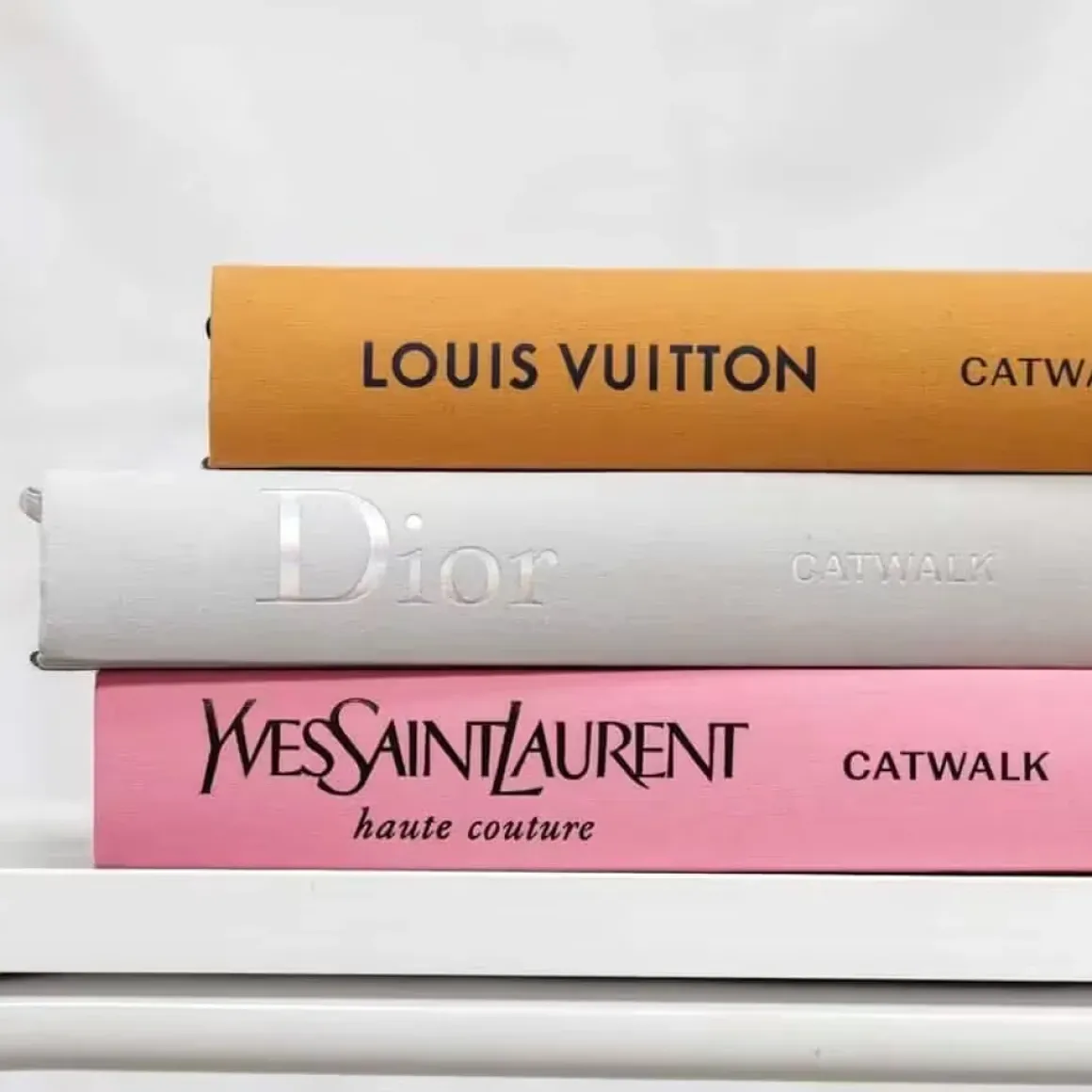 Tafelboek Yves Saint Laurent Catwalk Roze Fashionbook