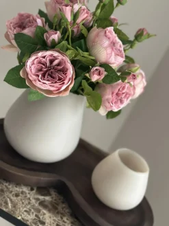 Tafeldecoratie set beige vaas met walnut dienblad