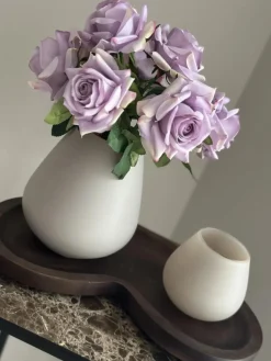 Tafeldecoratie set beige vaas met rozen en walnoot dienblad