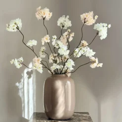 Taupe sand vaas met beige witte zijden bloesemtakken