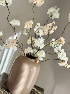 Taupe sand vaas met beige witte zijden bloesemtakken