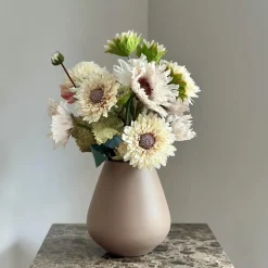 Taupe vaas met zijden bloem boeket