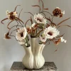 Toetervaas met kunstbloemen beige bruin