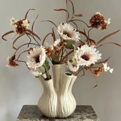 Toetervaas met kunstbloemen beige bruin