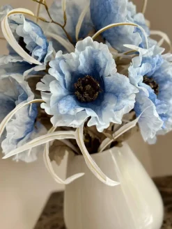 Vaas met blauwe zijden kunst bloem boeket