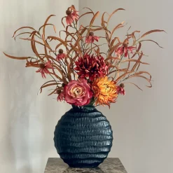 vaas zwart ovaal met zijdenbloemen oranje bruin herfst