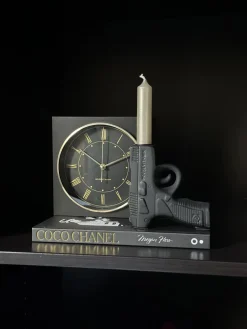 Vakkenkast decoratie set klok met Chanel tafelboek en pistool kandelaar
