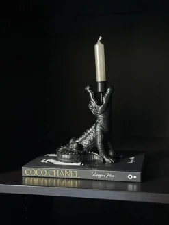 Vakkenkast decoratie set Krokodil kandelaar en Chanel tafelboek