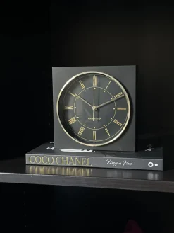 Vakkenkast decoratie set klok zwart goud met Chanel tafelboek