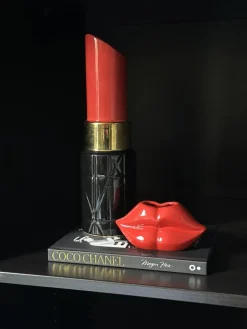 Vakkenkast decoratie set klok met lipstick vaas, lip vaas en Chanel tafelboek