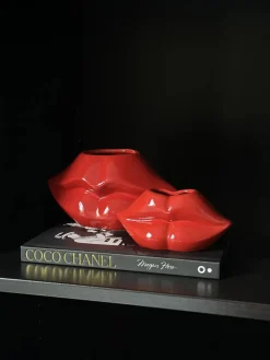 Vakkenkast decoratie set met twee lip vazen en Chanel tafelboek