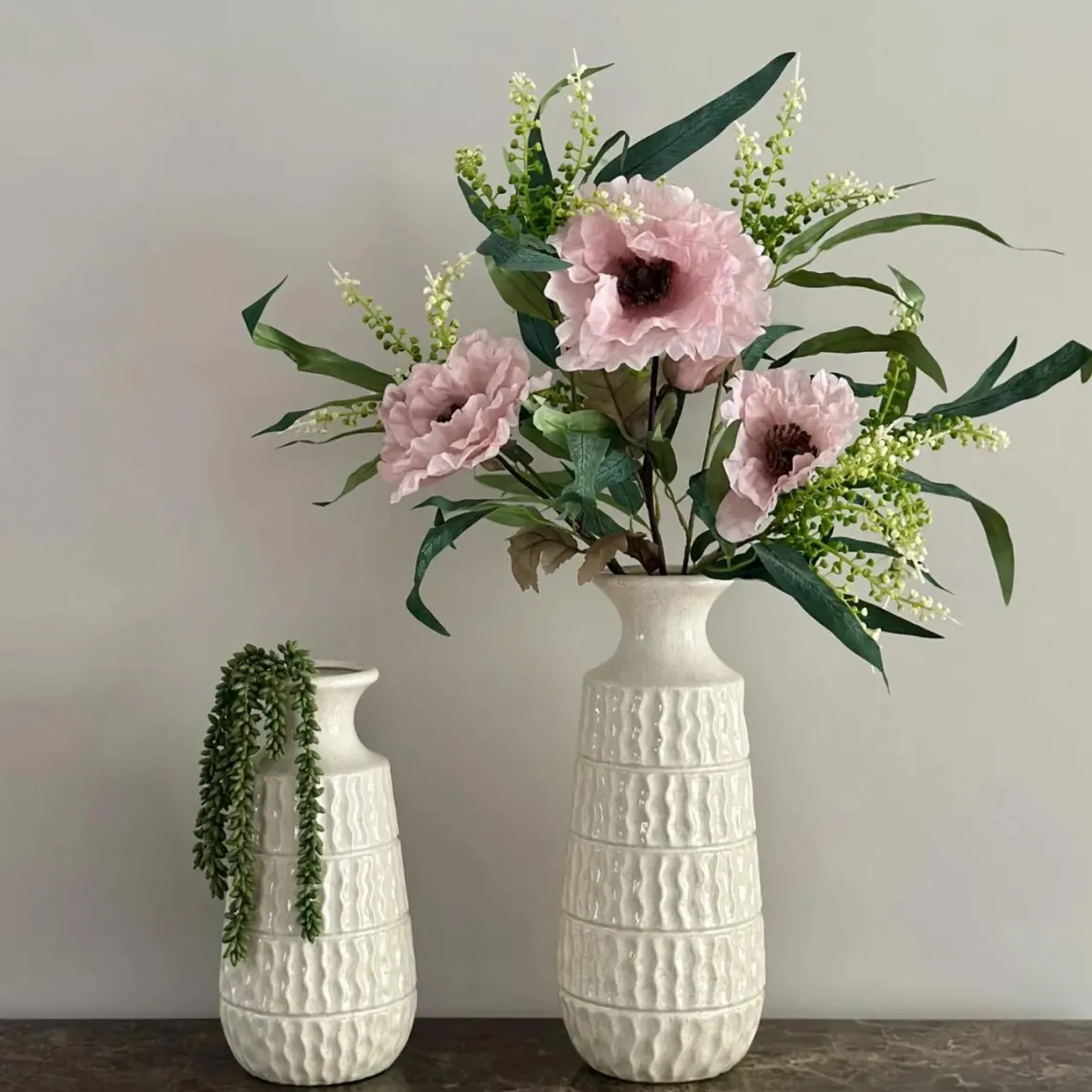 Vensterbank decoratie of side table set beige groen bloem
