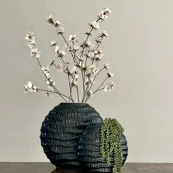 Vensterbank decoratie of side table set zwarte vensterbank vazen bloesem