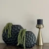 Vensterbank decoratie of side table set vaas zwart erwtenplant met kandelaar