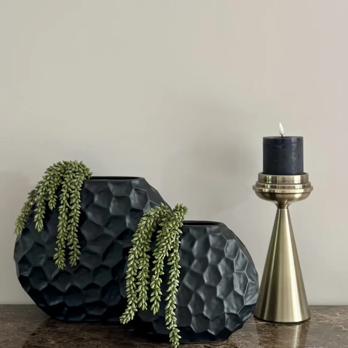 Vensterbank decoratie of side table set vaas zwart erwtenplant met kandelaar