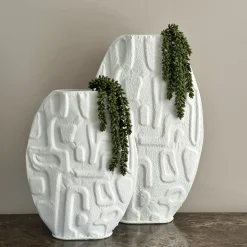 Vensterbank decoratie of side table set wit erwtenplant