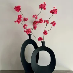 Vensterbank decoratie vaas zwart + zijden bloesemtakken fuchsia