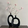 Vensterbank decoratie vaas zwart + zijden bloesemtakken