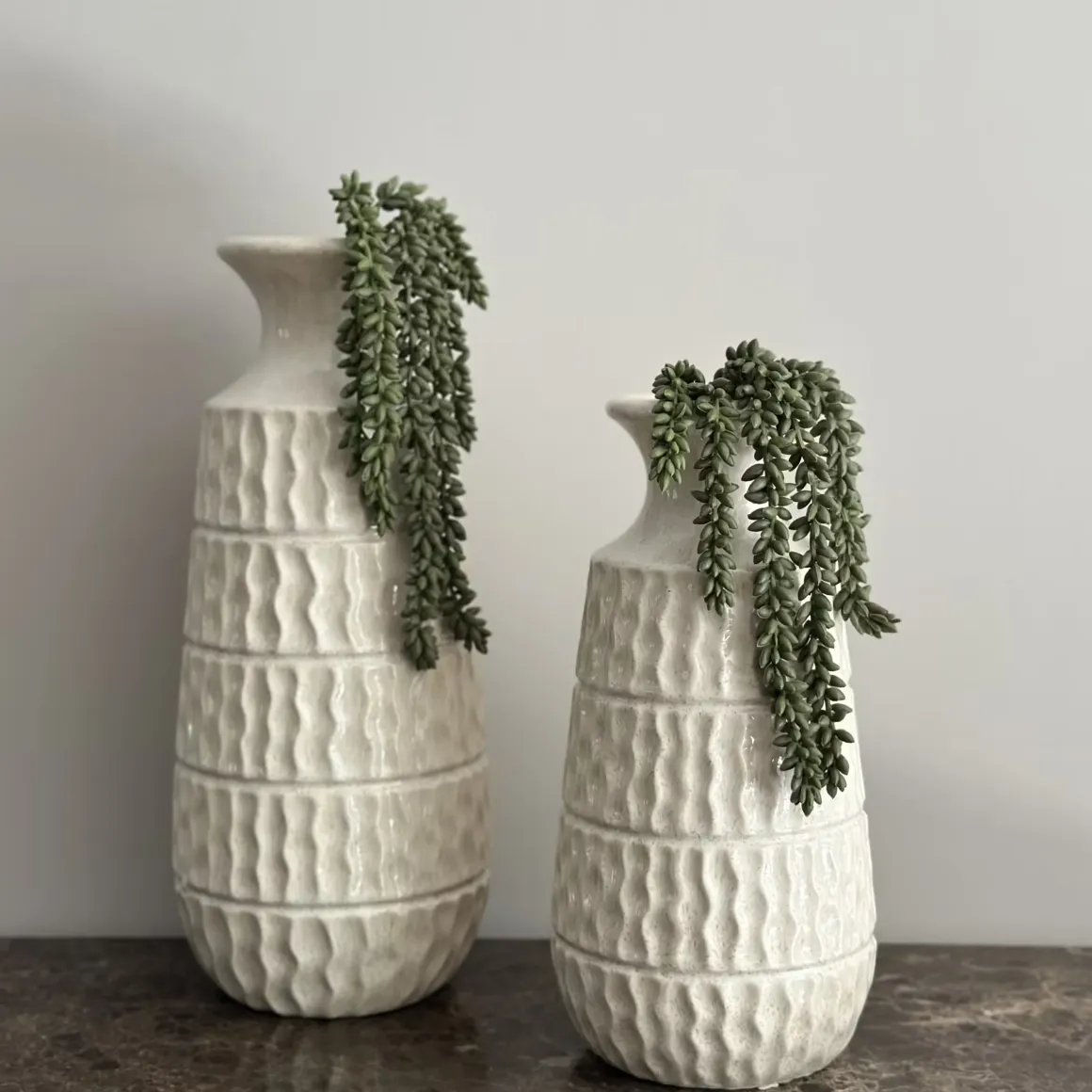 Vensterbank of sidetable decoratie set beige vazen met erwtenplant groen