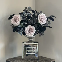 Zilveren parfum vaas met zijden bloem boeket lila zwart