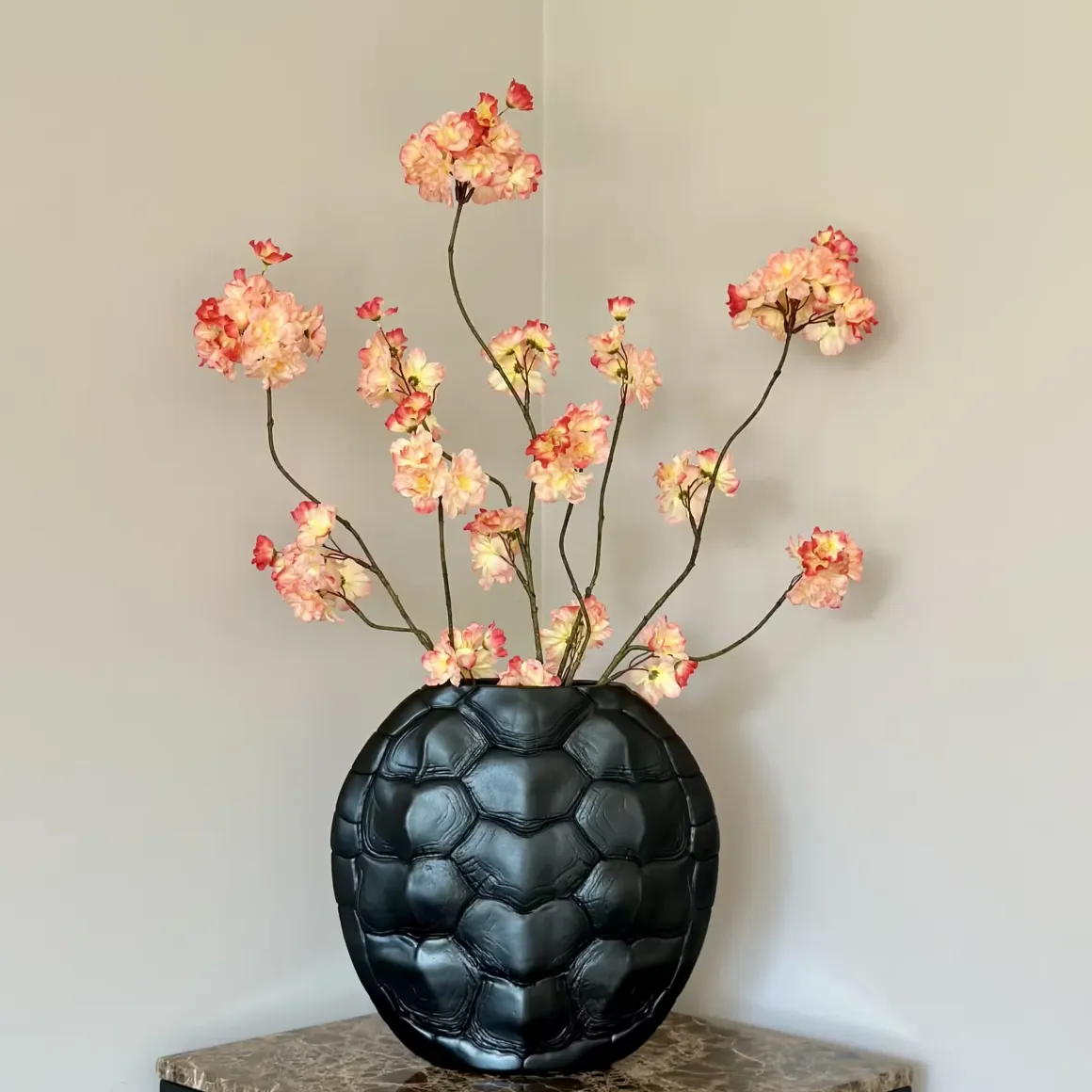 Zwarte schildpad vaas met zijden kunstbloemen boeket