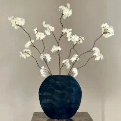 Zwarte turtle schildpad vaas met kunst bloesems wit