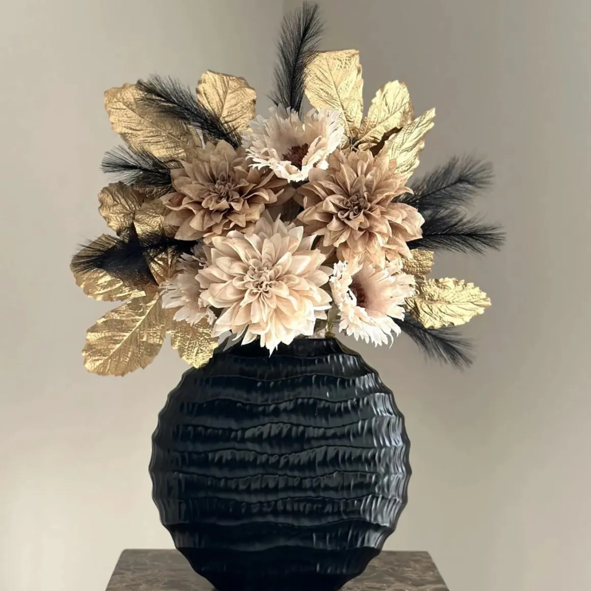 Zwarte vaas met beige gouden kunstbloemen boeket
