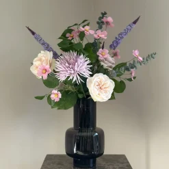 Zwarte vaas met zijden bloem kunstboeket