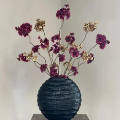 Zwarte vaas met zijden bloemen boeket