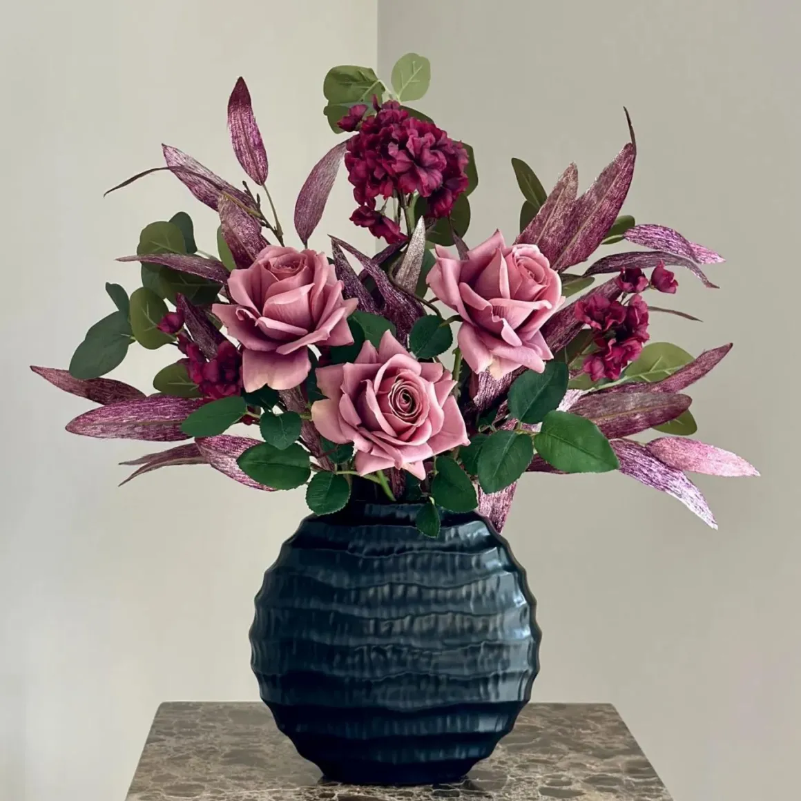 Zwarte vaas met zijden bloem boeket Burgundy