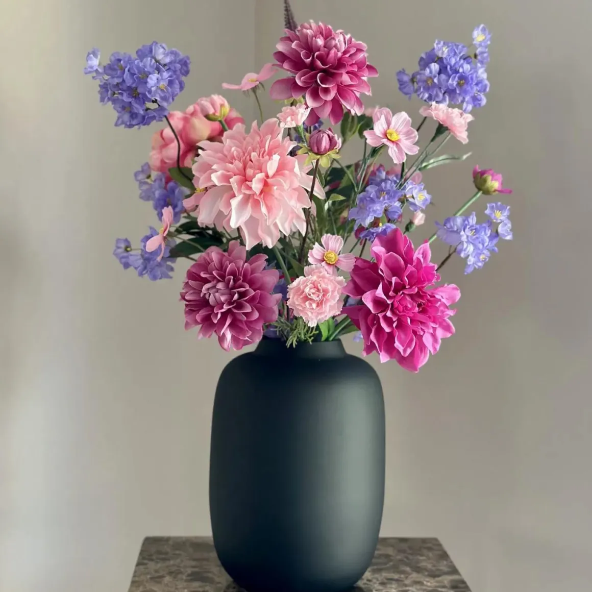 Zwarte vaas met zijden bloem boeket bont